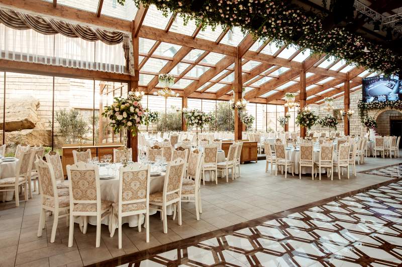 restaurant-hall-ornated-with-flower